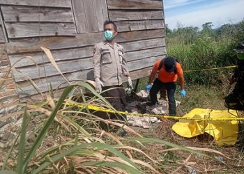 Personil Polsek Sidamanik dan Tim Inafis saat olah TKP 
