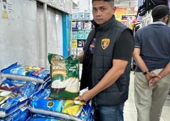 Tim Ditreskrimsus Polda Sumut menemukan dugaan beras premium yang tidak sesuai mutu di salah satu swalayan. (Foto Ist)