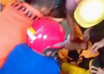 Tim dari BPBD Kota Medan bersama petugas Dinas Pemadam Kebakaran dan Penyelamatan melakukan evakuasi jasad Dedes Situmorang yang meninggal saat membersihkan gorong-gorong. (Foto Ist)