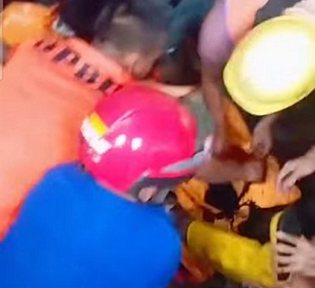 Tim dari BPBD Kota Medan bersama petugas Dinas Pemadam Kebakaran dan Penyelamatan melakukan evakuasi jasad Dedes Situmorang yang meninggal saat membersihkan gorong-gorong. (Foto Ist)