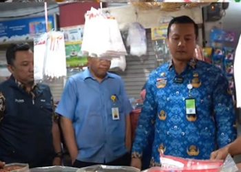 Kepala DKP3 Kota Medan, Gelora Ginting bersama tim tergabung dalam Satgas Pangan Kota Medan mengecek beras di Pasar Sukaramai, Medan. (Foto Ist)