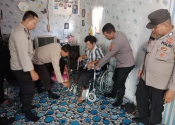 Kapolsek Teluk Nibung AKP Rinaldi SH. MH berikan bantua kursi roda kepada bapak Nasril Pulungan