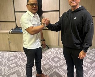 Ketua DPD PSI Medan, Renville Pandapotan berfoto bersama Ketua Umum PSI Kaesang Pangarep setelah terpilih di Kongres PSI -Solo. (Foto Ist)