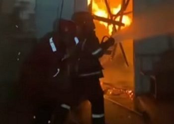 Petugas Damkar Pemko Medan berupaya memadamkan api kebakaran 25 unit rumah di Jalan Putri Hijau. (Foto)