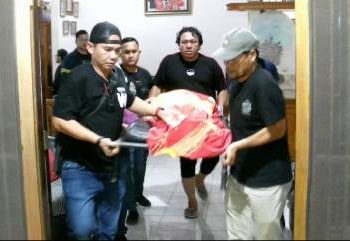Petugas evakuasi jasad AA yang ditemukan tewas bersimbah darah setelah dibantai pelaku perampokan (Foto Ist)