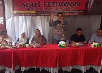 Anggota DPRD Medan, Agus Setiawan saat pelaksanaan sosialisasi Perda Kota Medan Nomor 1 Tahun 2024 tentang Pajak Daerah dan Retribusi Daerah Kota Medan. (Foto Romulo)