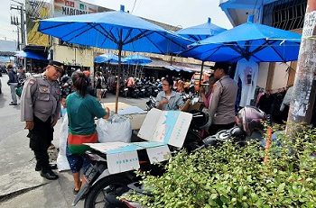Kanit Bhabinkamtibmas IPDA M. Pardede, Ps. Kanit Binpolmas Aiptu Sayadi Damanik, Ps. Kanit Bintibsos Bripka Hermansah Putra dan Brigadir Samsul Bachri melaksanakan kegiatan patroli rutin sambang kamtibmas kepada para pedagang Pasar Horas