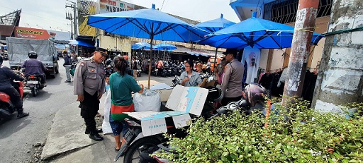 Kanit Bhabinkamtibmas IPDA M. Pardede, Ps. Kanit Binpolmas Aiptu Sayadi Damanik, Ps. Kanit Bintibsos Bripka Hermansah Putra dan Brigadir Samsul Bachri melaksanakan kegiatan patroli rutin sambang kamtibmas kepada para pedagang Pasar Horas