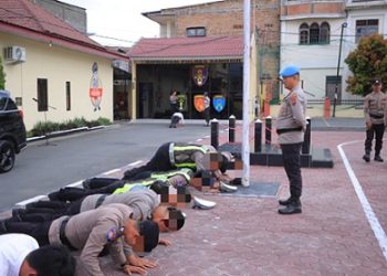 Personil Polres Samosir yang mendapatkan hukuman karena mengakses judi online. (Foto Ist)