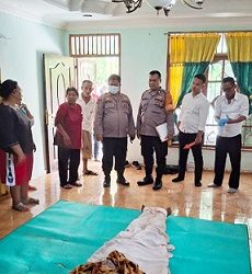 Personil Polseķ Sianțar Martoba saat cek kondisi mayat korban BM dirumah duka