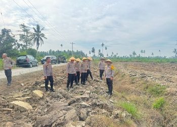 Kapolres Tanjungbalai AKBP Welman Feri, S.I.K. M.I.K bersama Pejabat Utama (PJU) dan Kapolsek sejajaran melakukan pengecekan secara langsung ke lahan yang akan digunakan pada penanaman jagung serentak di Jl. Batu VIII