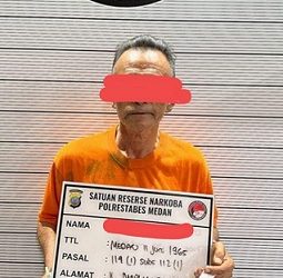 Kakek berinsial AK diduga pengedar sabu yang ditangkap polisi. (Foto Ist)