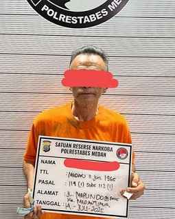 Kakek berinsial AK diduga pengedar sabu yang ditangkap polisi. (Foto Ist)