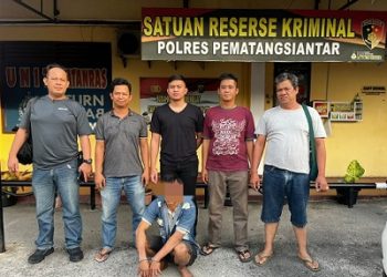 Pelaku Curat, RM diapit Kanit Jatanras IPDA Ricardo Rajagukguk S.Sos dan Tim Opsnal