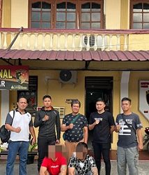 Kedua residivis, FMS dan JS diapit Kanit Jatanras IPDA Ricardo Rajagukguk S.Sos bersama Tim Opsnal 