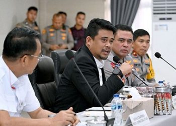 Gubernur Sumut Muhammad Bobby Afif Nasution bersama Kapolda Sumut Wishnu Hermawan Februanto, merancang inovasi untuk mengoptimalkan PAD Sumut tahun 2025. (Foto Ist)