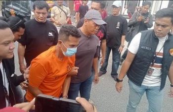 Pelaku perampokan dan pembunuhan wanita lansia dihadirkan saat paparan. (Foto Ist)