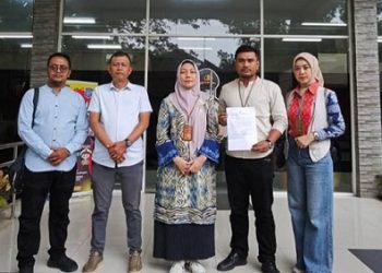 Kuasa hukum Universitas Tjut Nyak Dhien (UTND) diwakili Munawar Sadzali, S.H., M.H dari Departemen Hukum Yayasan APIPSU didampinggi kuasa hukum Asril Arianto, Qodirun, Munawar Sadzali, dan Denni Satria Pradifta, membuat laporan resmi ke Polda Sumut. (Foto Ist)