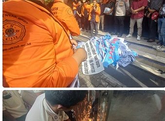 Aksi massa mahasiswa Universitas Tjut Nyak Dhien ( UTND) yang tidak menerima penyegelan sejumlah ruangan. (Foto Romulo)