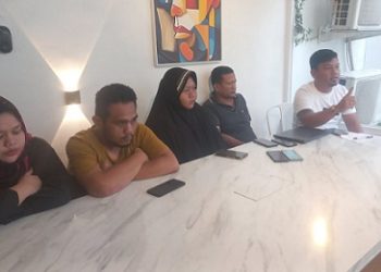 Ahli waris almarhum H. T. Iskandar Zulkarnain yakni Cut Fitri Yulia, Tengku Septian Melza Putra, dan Cut Farah Novitra didampingi kuasa hukum Dwi Ngai Sinaga dan Friend Johanes Tambunan memberikan keterangan terkait penyegelan Universitas Tjut Nyak Dhien (UTND). (Foto Ist)