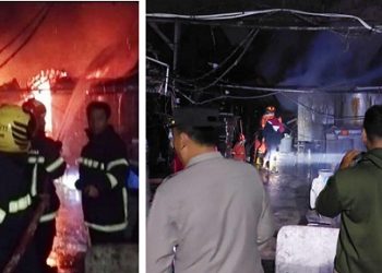 Petugas damkar saat pemadamkan kobaran api di Pabrik Tahu