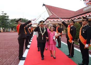 Kapolres Simalungun AKBP Marganda Aritonang, S.H., S.I.K., M.M., memimpin langsung kegiatan pelepasan purnabhakti atau wisuda purna bhakti AKBP Gandhi SH