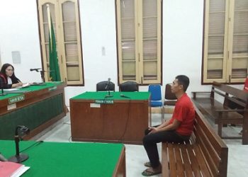 Terdakwa Nefri Zaldi yang divonis hukuman 18 bulan di PN Medan karena mencuri sendal merek Hermes. (Foto Ist)