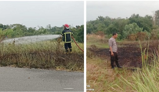 Petugas Damkar saat padamkan api di Lahan Kosong dan personil Polsek Siantar Martoba Cek TKP