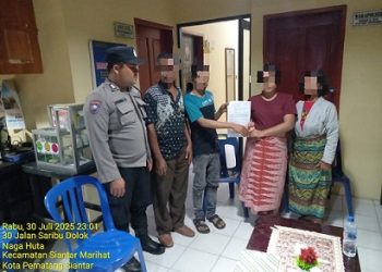Kanit SPKT Aiptu Edward J. Nainggolan bersama Unit Reskrim Aiptu Tumpak H. Simarmata dan Bhabinkamtibmas Bripka Johannes C. Siregar masalah suami diduga penganiayaan terhadap isterinya dengan problem solving