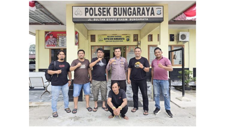 Tersangka Pembunuhan, Zulkarnain Sinaga alias Zul saat dijemput Tim Unit Jatanras Sat Reskrim Polres Simalungun di Polseķ Bunga Raya