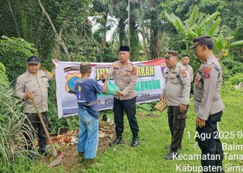 Kapolsek Tanah Jawa Kompol Asmon Bufitra S.H. M.H bersama personil berikan bansos kepada warga membutuhkan