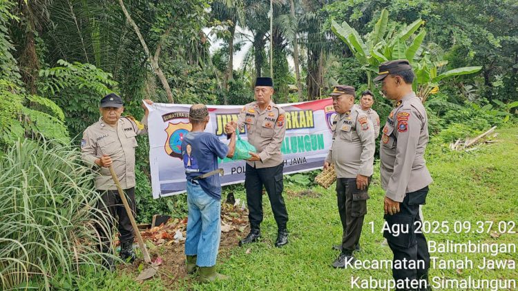 Kapolsek Tanah Jawa Kompol Asmon Bufitra S.H. M.H bersama personil berikan bansos kepada warga membutuhkan