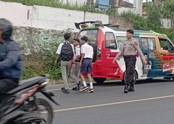 Personil Sat Pam Obvit Polres Simalungun Gelar Strong Point di Jalan Medan-Sinaksak