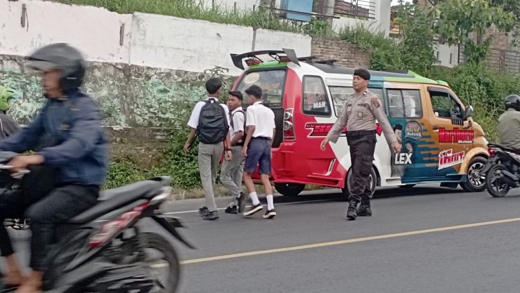 Personil Sat Pam Obvit Polres Simalungun Gelar Strong Point di Jalan Medan-Sinaksak