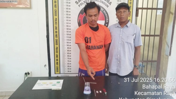 Tersangka Robi Parhandi Sihaloho beserta barang bukti sudah diserahkan ke Sat ResNarkoba Polres Simalungun