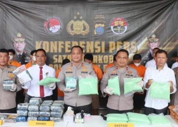 Kapolres Batu Bara AKBP Doly Nelson Nainggolan saat memaparkan penangkapan dua kurir yang berasal dari Jakarta. (Foto Ist)