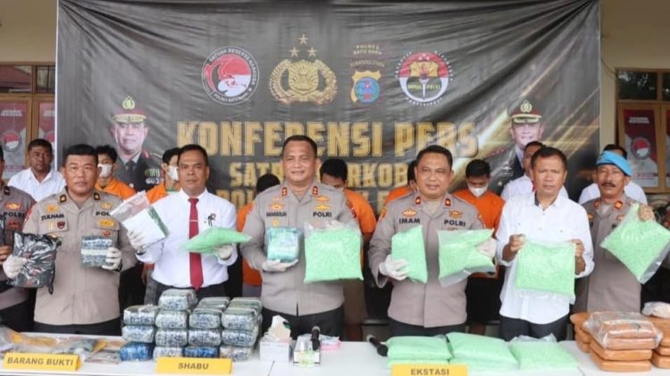 Kapolres Batu Bara AKBP Doly Nelson Nainggolan saat memaparkan penangkapan dua kurir yang berasal dari Jakarta. (Foto Ist)