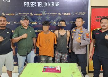 Kedua pria beserta barang bukti diamankan diapit Kapolsek Teluk Nibung AKP Rinaldi Ramadhan SH. MH dan anggota