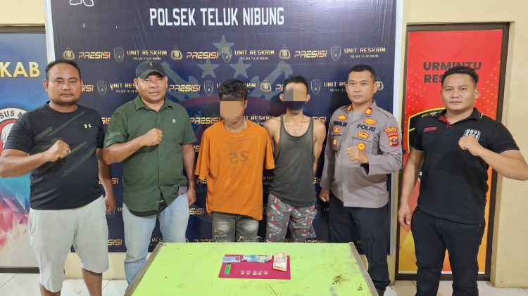 Kedua pria beserta barang bukti diamankan diapit Kapolsek Teluk Nibung AKP Rinaldi Ramadhan SH. MH dan anggota