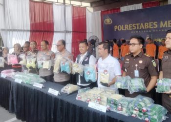Kapolrestabes Medan Kombes Pol Gidion Arif Setyawan saat paparan tangkapan pengedar narkoba sekaligus pemusnahan barang bukti. (Foto Ist)