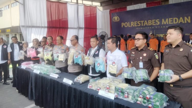 Kapolrestabes Medan Kombes Pol Gidion Arif Setyawan saat paparan tangkapan pengedar narkoba sekaligus pemusnahan barang bukti. (Foto Ist)