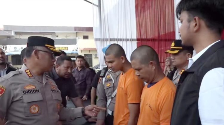 Kapolrestabes Medan, Kombes Pol Gidion Arif Setyawan saat paparan kurir narkoba paman dan keponakan asal Tanjungbalai. (Foto Ist)