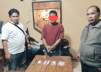 Tersangka Surya Hendrian Damanik beserta barang bukti