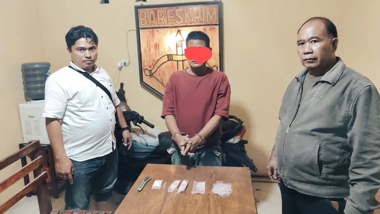 Tersangka Surya Hendrian Damanik beserta barang bukti