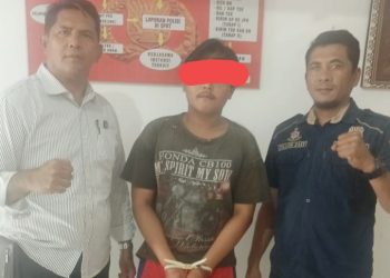 Tersangka GHP diapit Kanit PPA Sat Reskrim IPDA Darwin P. Siregar, SH dan personil