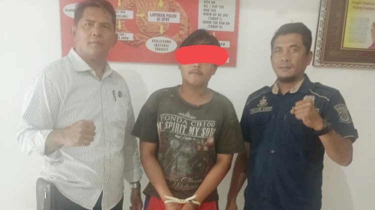 Tersangka GHP diapit Kanit PPA Sat Reskrim IPDA Darwin P. Siregar, SH dan personil