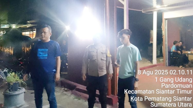 Personil piket Polsek Siantar Timur saat pengecekan TKP di Cafe Rasa Sayang