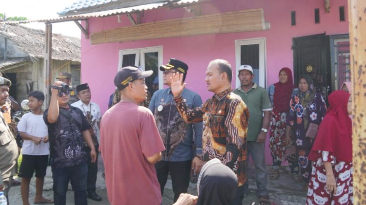 Wali Kota Tanjungbalai, Mahyaruddin Salim dan Wakil Walikota Muhammad Fadly Abdina saat bertemu warga