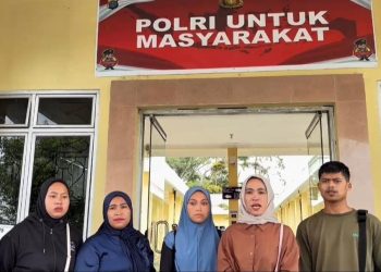 Nurul Fatwa isteri korban beserta keluarga di Polres Simalungun