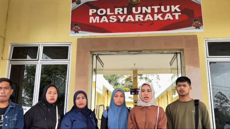 Nurul Fatwa isteri korban beserta keluarga di Polres Simalungun